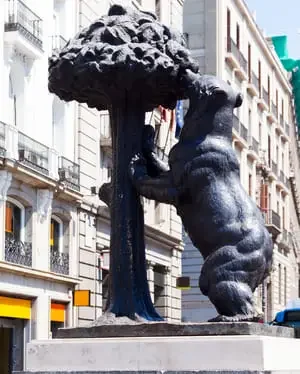 simbolo-de-madrid-escultura-de-bear-y-madrono-tree(-300x374